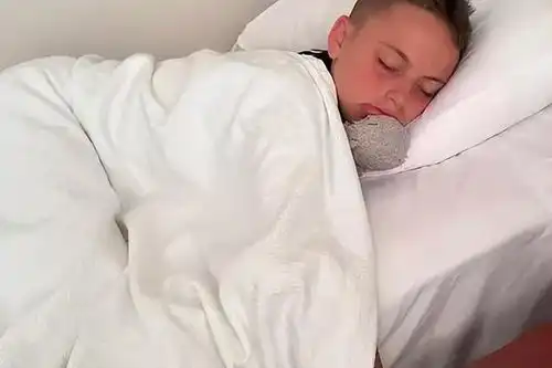 12岁男孩患上恐怖疾病,酒店游泳池漂浮着屎,意味深远