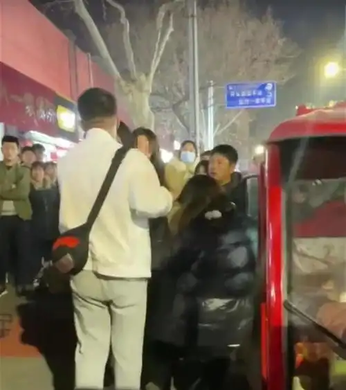 山东女子殴打三轮车阿姨后续眼镜妹疑似追责,白衣男子被迫道歉