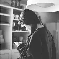 女生头像孤独背影黑白微信头像图片大全