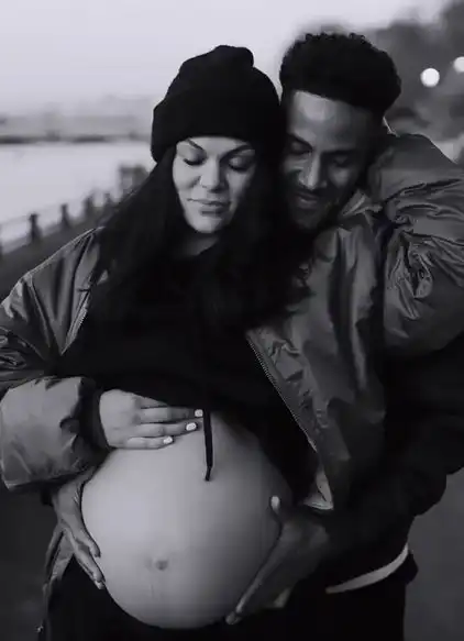 组图结石姐正式公开与男友合影今年5月顺利生下第一胎