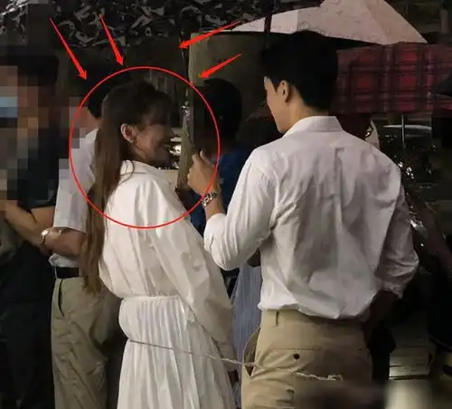金莎有新恋情了与白衣男子逛街互动超甜蜜,脸上的笑容好灿烂