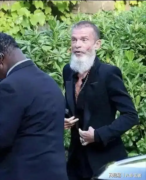 章子怡前男友近照曝光暴瘦成骷髅架子,59岁像80岁充满老人味