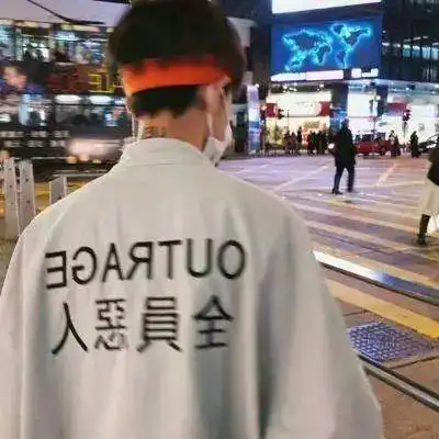 原创我的舍友扔掉了他的紫色t恤