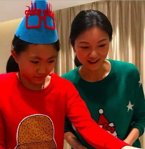 张艺谋与妻子并肩相站,小31岁果然清纯,很有夫妻相