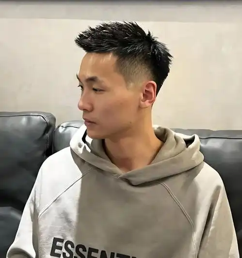 建议头发粗硬的男生,剪这3款发型,干净利落硬朗帅气