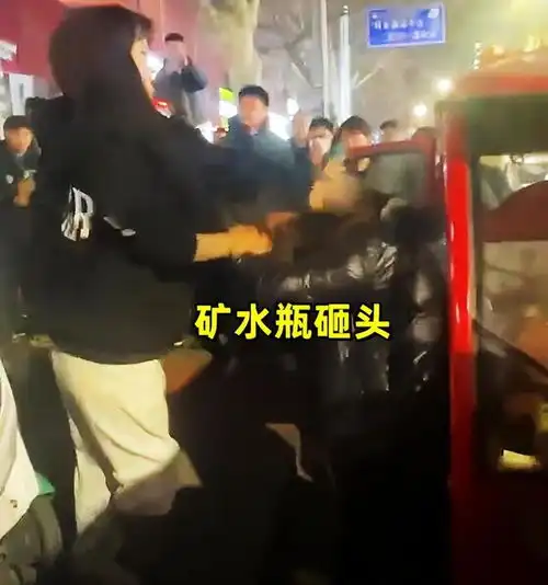 16岁女子殴打三轮车阿姨事件持续发酵白衣男子被打,无奈道歉