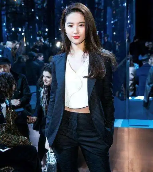 穿西装的女人真的太帅了,这26个正装女明星撩你毫不费力