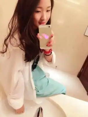 12岁女生秀成熟自拍盘点中外逆天早熟妹子