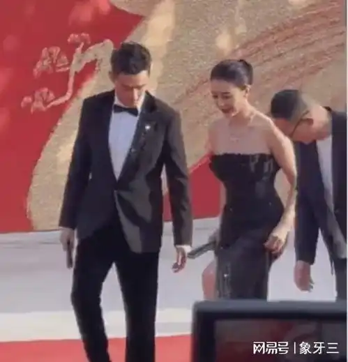 胡歌帅气现身北影展,年轻有型显年轻,小细节暖人心,太赞