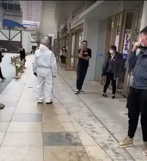 外籍男子拒戴口罩行为可恨请珍惜现在的中国