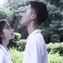 衬衫情侣头像一男一女不露头我是美丽的珍妮