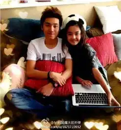 n线男歌手与相差12岁的小萝莉相恋多年,加拿大16岁可结婚啦