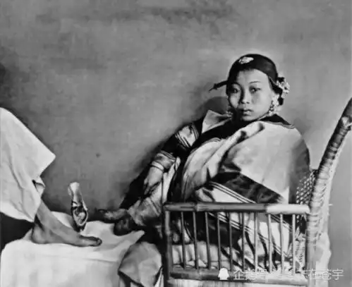 清末真实照片,胸痛男子用土方子治病,六口之家在断壁残垣中吃饭