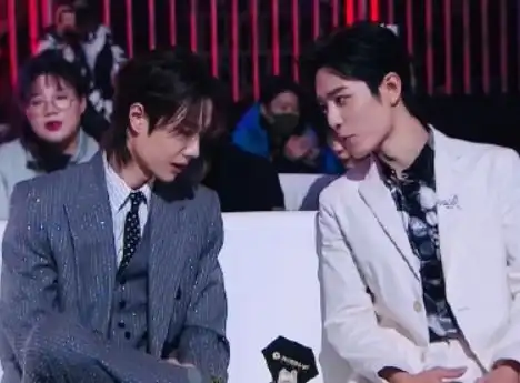 为啥肖战上镜显五官精致和王一博同台,无意间看到侧脸,真相了