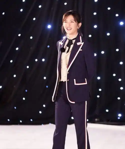 38岁谢娜不再装嫩,穿西装扎马尾成熟稳重,这才是当妈该有的样子