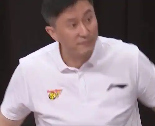 易建联注视下,中国男篮00后凶狠隔扣任骏飞,周鹏杜锋都打急眼了