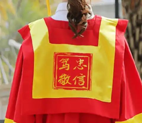 2021届新校友请穿上你的专属定制学位服,定格最美的海大毕业季