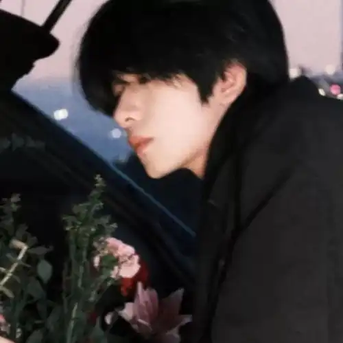 氛围感男头分享想你在人声鼎沸时