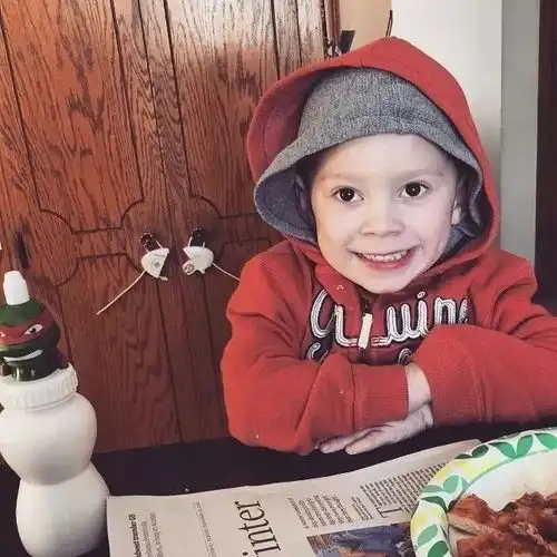 他年仅6岁,竟然凭假笑走出国门红遍全球,变表情包一霸,水果姐来打call