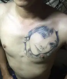 分手男子将胸口女友头像纹身改成狗