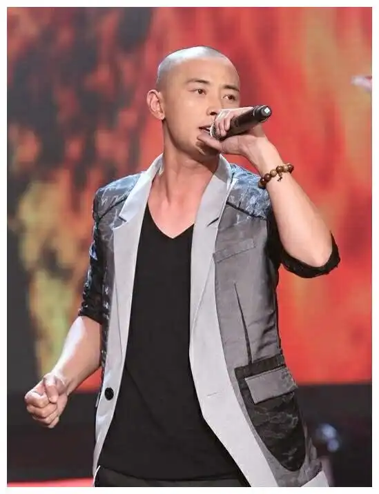 当男星剃成光头,张一山痞气,罗晋普通,看到许凯两眼放光