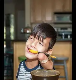 没有四肢的小男孩一出生就惨遭遗弃,生活让人惊叹
