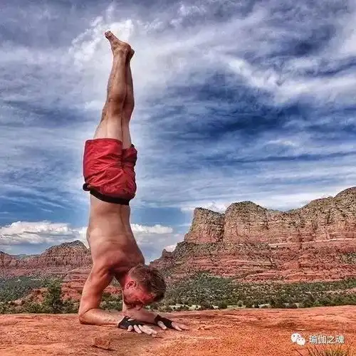 男人瑜伽,力量与雕塑的静止之美