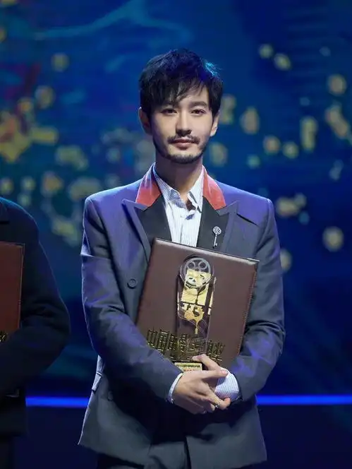 黄晓明终于露面暴瘦30斤越来越帅,留胡子头发长却更有男人味