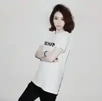 求头像...上身穿白色衬衫....