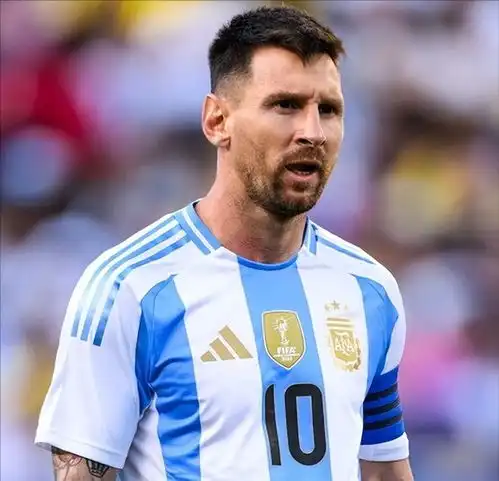 8万人面前阿根廷拳手披梅西10号球衣迈进皇马伯纳乌比赛,够胆