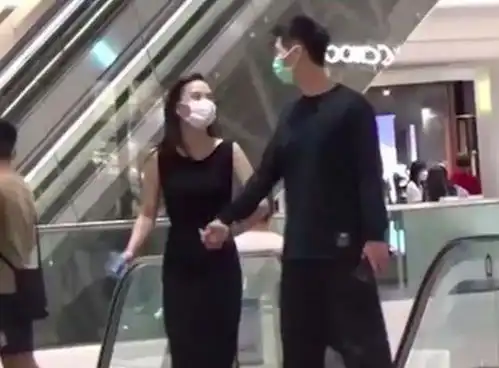 不愿分开29岁何超莲探班男友窦骁,角落处两人贴头拥抱太甜蜜