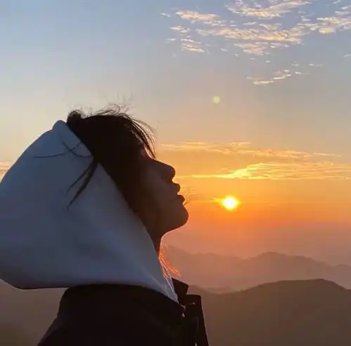 女生头像为了爱,我们都在努力做着原本不擅长的事情