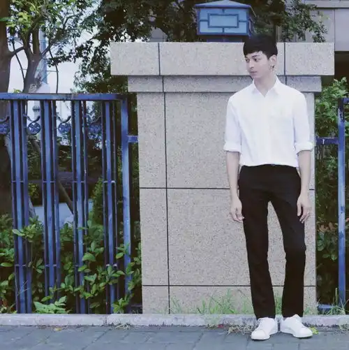 对大学男生而言,选择衬衫时,如果不考虑格子衬衫,还有哪些比较好的衬衫及搭配推荐呢