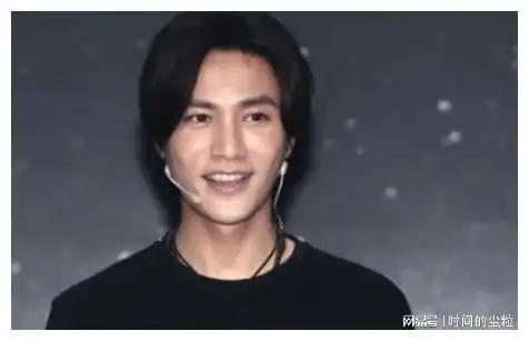 陈坤儿子近照罕见曝光,打扮帅气与长辈合影,网友有点像烧饼