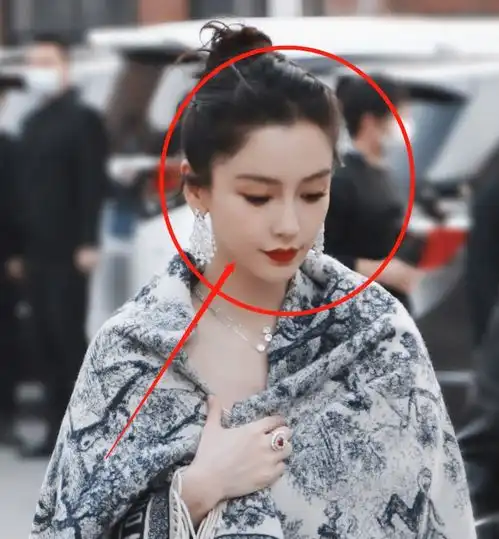 baby穿高定礼服出席活动,气质出众女王范十足,生图下的腰围我却看愣了