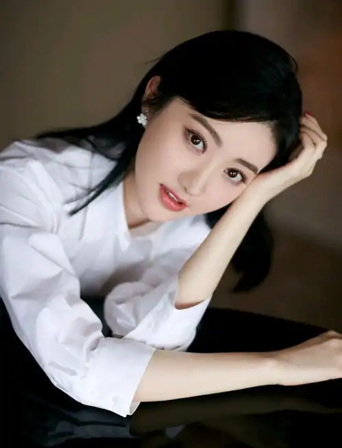 景甜的高级穿搭来啦白色衬衫连衣裙配高跟鞋,气质清新