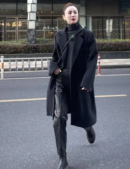 秋冬大衣怎么穿更显贵学45岁博主用同色系,秒变人间富贵花