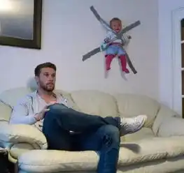 超暖心广东某医院90后男医生抱着娃娃工作,网友要融化了