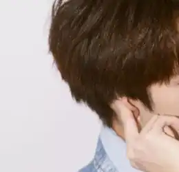 tfboys做幼稚动作时王源用袖子,王俊凯调皮,易烊千玺最搞笑