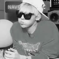 qq男生头像黑白戴帽子