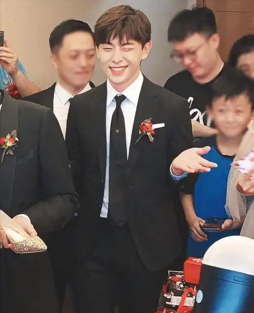 邓伦新恋情疑曝光李沁工作室头像与其暗同,粉丝着急反应太激烈