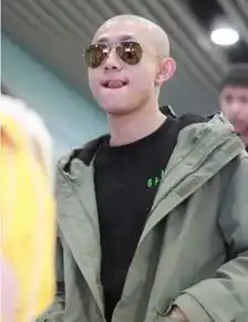 张一山光头造型霸气现身机场,网友调侃韦小宝,你的辫子哪去了