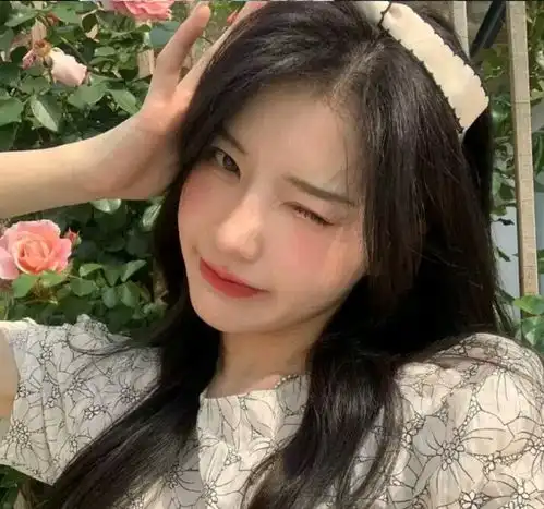 ins风女头文案以玫瑰为祭词我向神明祈愿你岁岁平安