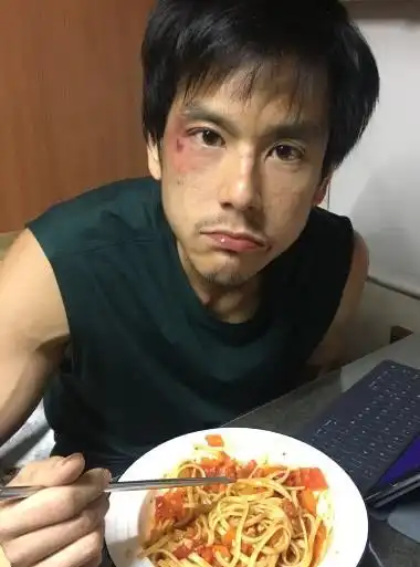 一路励志走来的彭于晏,为新戏又瘦32斤了,同为型男的我不能独胖