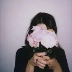 要小清新的森系女生头像拿一支红玫瑰花挡住一只眼睛的多几张,谢谢