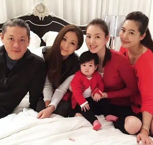 她从小含金钥匙出生,13岁钟情于大7岁男人,今40岁像20岁的姑娘