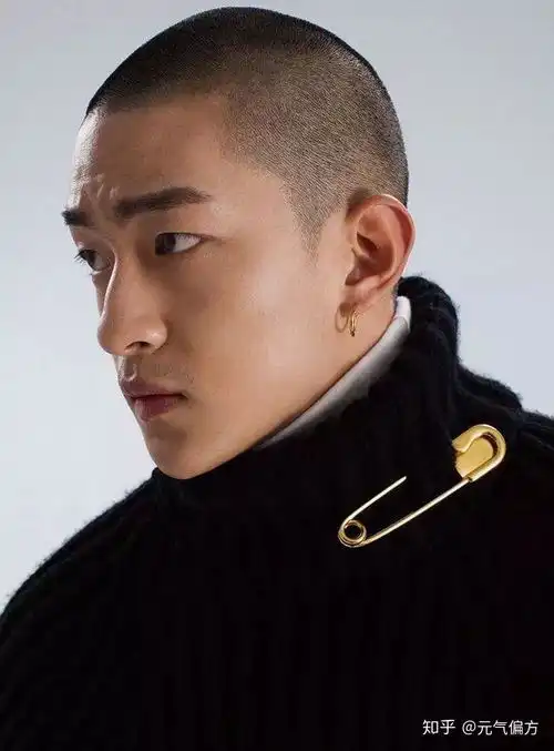 寸头单眼皮大长腿肌肉身,你的新男友已上线
