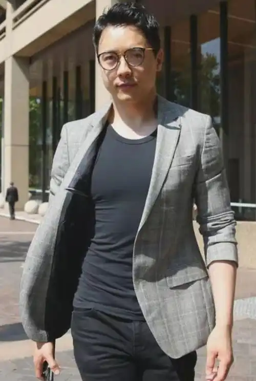 高云翔现身保释听证会,紧身衣显露胸肌心情好,董璇疑隔空示爱