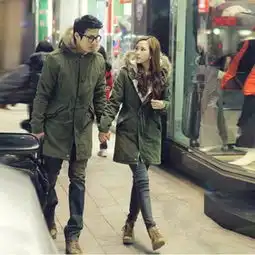 军绿色的长大衣,黑色的底裤,请问要搭什么颜色的靴子先谢过了注十七岁,希...