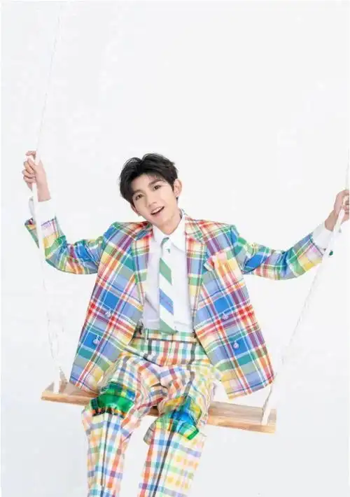 跟着男明星学穿搭,让彩色点亮你的秋冬,向沉闷说再见